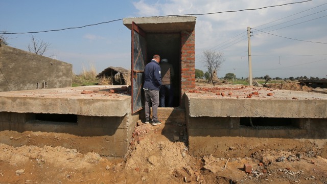 Pekerja membangun bungker beton di daerah perumahan dekat perbatasan Pakistan di sektor Samba, Jammu. Foto: REUTERS/Mukesh Gupta