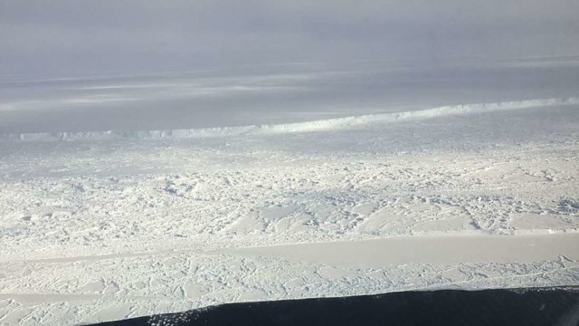 Bagian tepi Brunt Ice Shelf, 27 Oktober 2016 Foto: NASA ICE via Wikimedia Commons