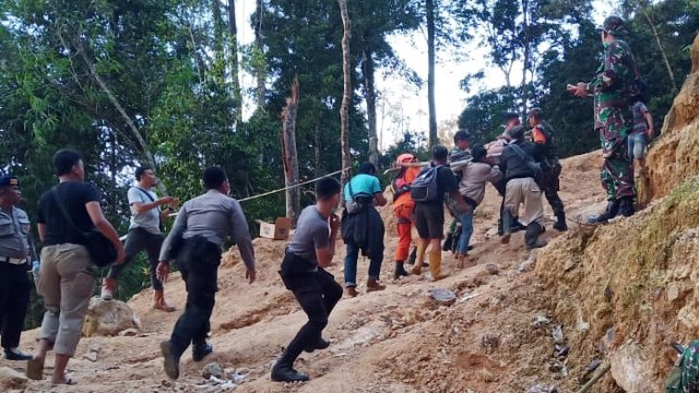 Proses Evakuasi korban longsor tambang emas di Desa Bakan, Kecamatan Lolayan, Kabupaten Bolaang Mongondow, Sulawesi Utara, memakan waktu dan tenaga ekstra, karena lokasi tambang yang berada di tepi jurang
