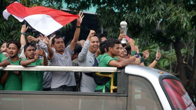 Pawai kemenangan Timnas U-22 di sekitar Bundaran HI, Jakarta, Kamis (28/2). Foto: Irfan Adi Saputra/kumparan