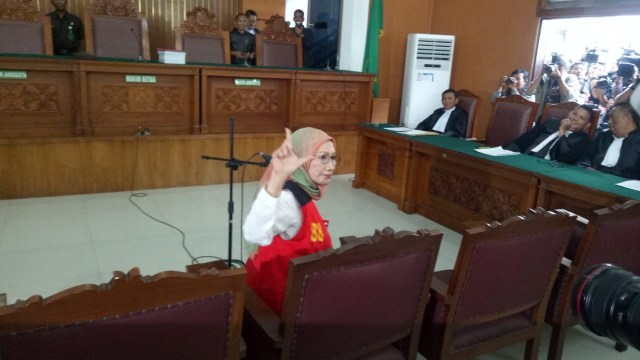 Ratna Sarumpaet mengangkat jari yang merupakan kode dukungan untuk Paslon 02 Prabowo-Sandi sebelum sidang di PN Jaksel, Kamis (28/2/2019). Foto: Maulana/kumparan