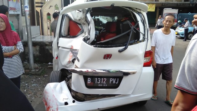 Honda Freed dihantam kereta di rawasari. Foto: Dok. Yogi