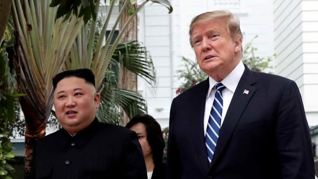 Pemimpin Korea Utara Kim Jong-un (kiri) dan Presiden Amerika Serikat Donald Trump (kanan) di Hotel Metropole, Hanoi, Vietnam. Foto: REUTERS/Leah Millis