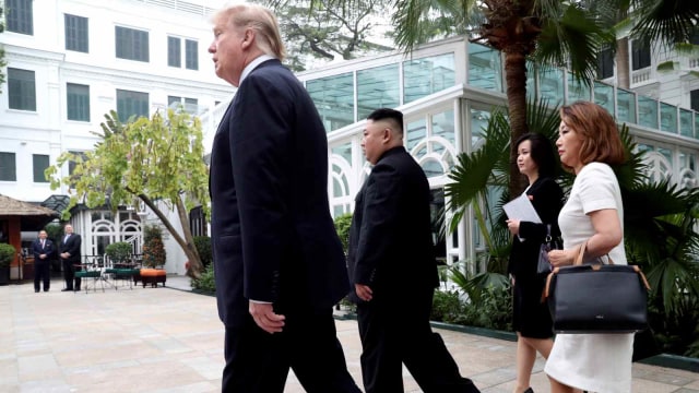 Pemimpin Korea Utara Kim Jong-un (tengah) dan Presiden Amerika Serikat Donald Trump (kiri) di Hotel Metropole, Hanoi, Vietnam. Foto: REUTERS/Leah Millis