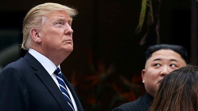 Pemimpin Korea Utara Kim Jong-un (kanan) dan Presiden Amerika Serikat Donald Trump (kiri) di Hotel Metropole, Hanoi, Vietnam. Foto: REUTERS/Leah Millis