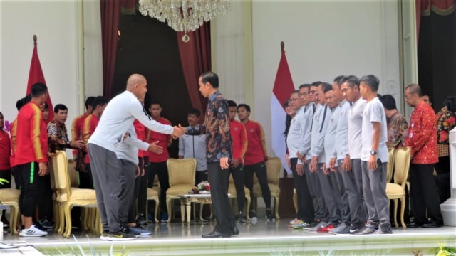 Presiden Joko Widodo menerima kedatangan Timnas U-22 di Istana Negara. Foto: Kevin Kurnianto/kumparan