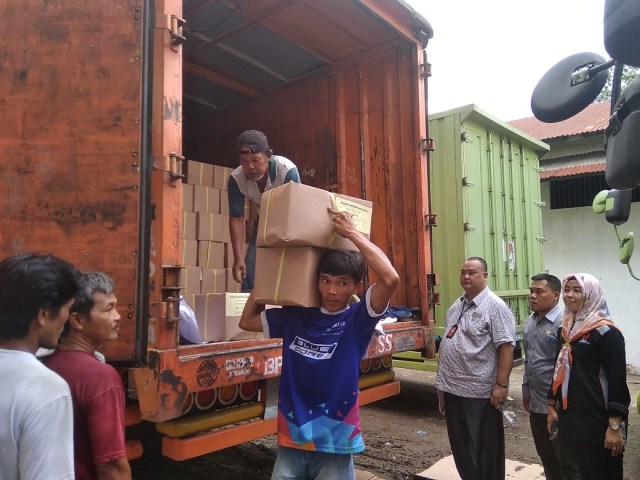 Ketua KPU Palembang, Eftiyani saat mengawasi distribusi surat suara (Urban Id)