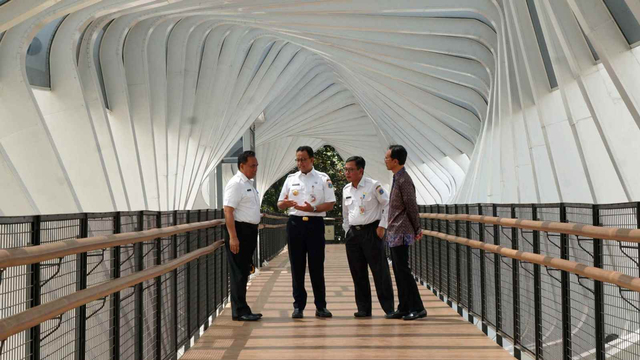 Gubernur DKI Jakarta, Anies Baswedan, meresmikan tiga Jembatan Penyeberangan Orang (JPO) di Jalan Jenderal Sudirman, Jakarta, pada Kamis (28/2). Foto: Jamal Ramadhan/kumparan