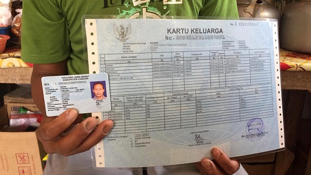 Bahar, warga Cianjur yang data DPTnya tertampil WNA China menunjukkan Kartu Keluarga (KK) dan Kartu Tanda Penduduk (KTP) miliknya. Foto: Lutfan Darmawan/kumparan