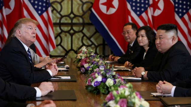 Pemimpin Korea Utara Kim Jong-un (kanan) dan presiden Amerika Serikat Donald Trump (kiri) selama pertemuan bilateral di Hotel Metropole, Hanoi, Vietnam, Kamis, (28/2). Foto: REUTERS / Leah Millis