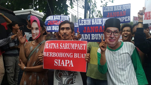 Demo di sidang Ratna Sarumpaet, di PN Jakarta Selatan, Jakarta, Kamis (28/2). Foto: Rifa/kumparan