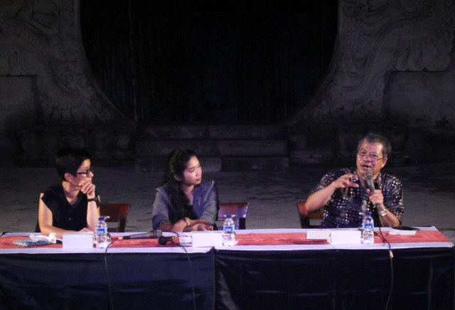 Prof Darma Putra (ujung kanan) bersama moderator dan Cyntha Harijadi (ujung kiri) saat diskusi di Bentara Bali,(kanalbali/RLS)