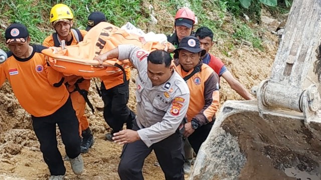Proses evakusai korban longsor tambang emas ilegal di Bakan Bolmong di Desa Bakan, Loyalan, Bolaang Mongondow, Sulawesi Utara. Foto: Dok. Polda Sulawesi Utara