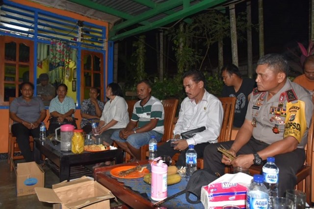 Kapolda Papua, Irjen Pol Martuani Sormin berkunjung ke rumah korban pengerusakan dan penganiayaan warga di Koya Barat, Kota Jayapura. (Dok: Polda Papua) 