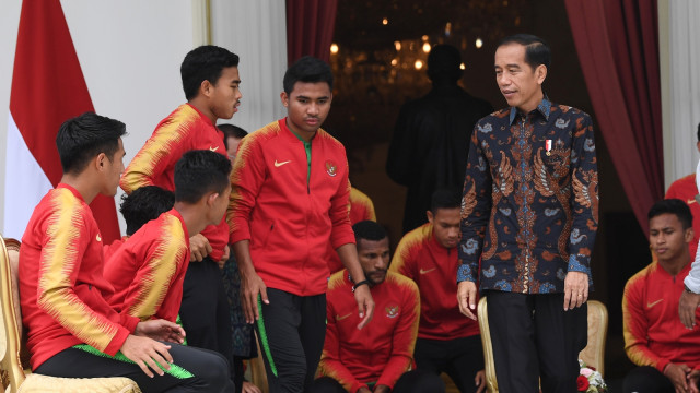 Presiden Joko Widodo berbincang dengan pemain Timnas U-22 Indonesia serta ofisial di beranda Istana Merdeka, Jakarta. Foto: ANTARA FOTO/Wahyu Putro A