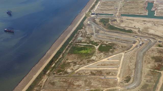 Foto udara kawasan pulau reklamasi Pantai Utara Jakarta, Kamis (28/2). Foto: ANTARA FOTO/Iggoy el Fitra