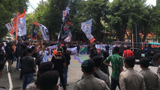 Ratusan kelompok suporter pendukung Persibo Bojonegoro, saat menggelar aksi damai di Kantor DPRD Bojonegoro. Kamis (28/02/2019).