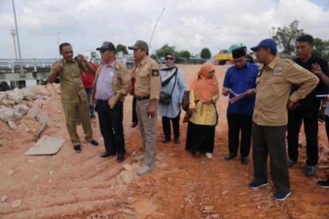 Beberapa anggota Komisi III DPRD Provinsi Kepri melakukan peninjauan poroyek Pelabuhan Karimun, belum lama ini. (Foto:Ist)