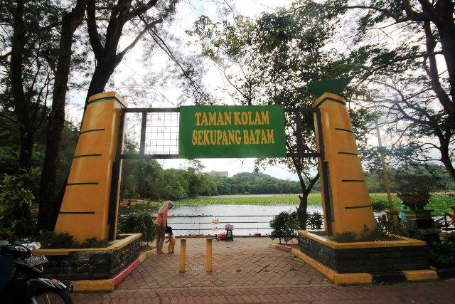 Taman Kolam Sekupang yang sering disatroni pemancing-pemancing nakal. (Foto: Johannes Saragih/batamnews)