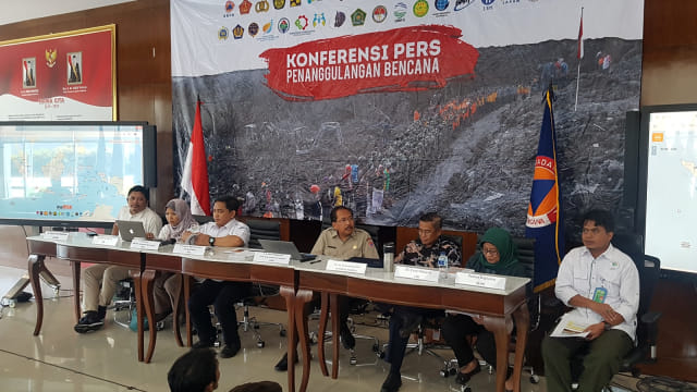 Deputi Bidang Pencegahan dan Kesiapsiagaan BNPB, Wisnu Widjaja (tengah), pada konferensi pers Penanggulangan Bencana di Graha BNPB, Jakarta, Kamis (28/2). Foto: Efira Tamara Thenu/kumparan