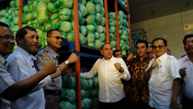 Gubernur Sumut Edy Rahmayadi saat memantau tempat penyimpanan sayur kubis. Foto: Rahmat Utomo/kumparan