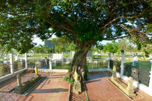 Makam Meurah Pupok (kiri). Foto: Suparta/acehkini