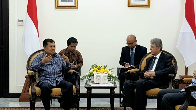 Wakil Presiden Indonesia, Jusuf Kalla (kiri) bersama Dubes Palestina untuk Indonesia Zuhair Al Shun (kanan) di Kantor Wakil Presiden, Jakarta, Kamis (28/2). Foto: Kevin Kurnianto/kumparan