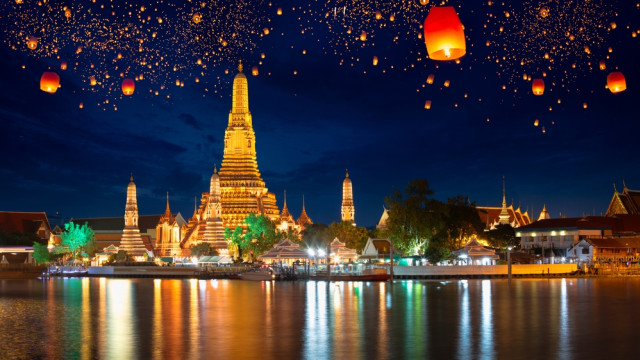 Kuil Wat Arun di Thailand saat festival Krathong Foto: Shutter Stock