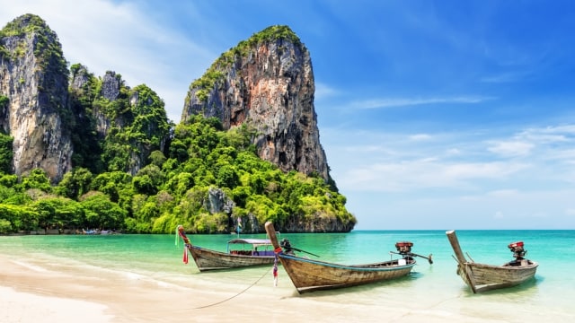 Lanskap Pantai Phuket yang indah di Thailand Foto: Shutter Stock