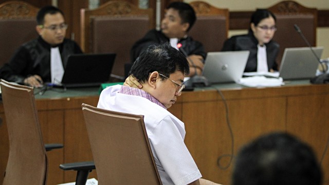 Terdakwa kasus dugaan merintangi penyidikan KPK, Lucas (tengah) menjalani sidang lanjutan di Pengadilan Tipikor, Jakarta. Foto: Antara/Dhemas Reviyanto