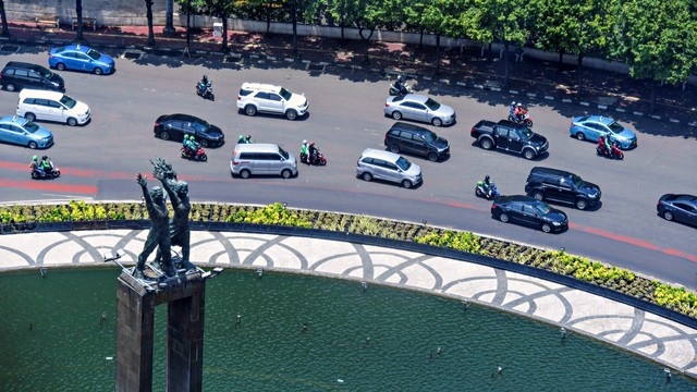 Sejumlah kendaraan bermotor melintas di kawasan Bundaran HI, Jakarta. Foto: Antara/Hafidz Mubarak A
