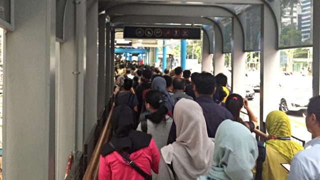 Suasana di dalam JPO GBK, Jalan Sudirman, Jakarta Pusat, usai peresmian oleh Gubernur DKI Jakarta, Anis Baswedan. Foto: Andesta Herli Wijaya/kumparan