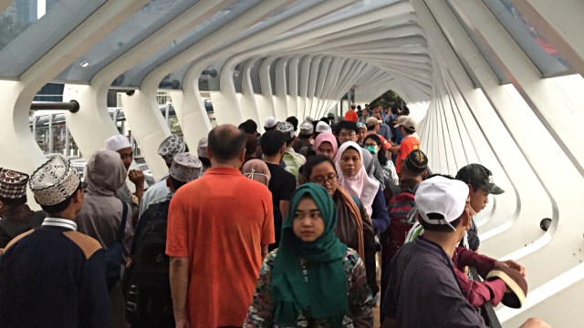 Antusiasme Warga Nikmati JPO Gelora Bung Karno yang Baru Diresmikan (535210)