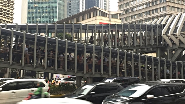 Antusiasme Warga Nikmati JPO Gelora Bung Karno yang Baru Diresmikan (535209)