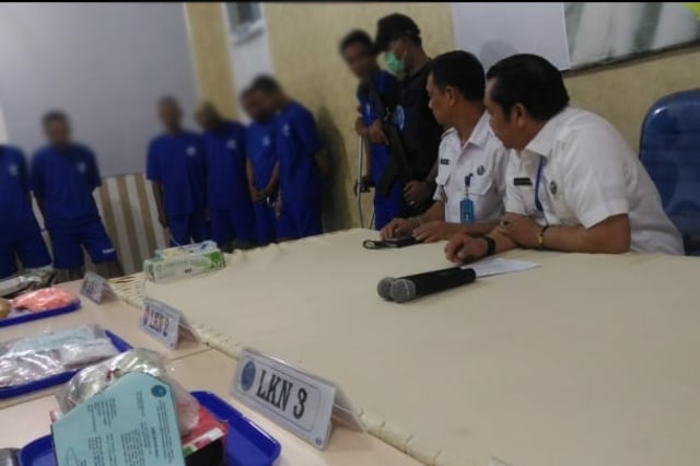 Ket foto : Kepala BNNP Lampung saat mengekspose penangkapan 5 kilogram narkoba jenis sabu, Kamis (28/2) | Foto : Obbie Fernando/Lampung Geh