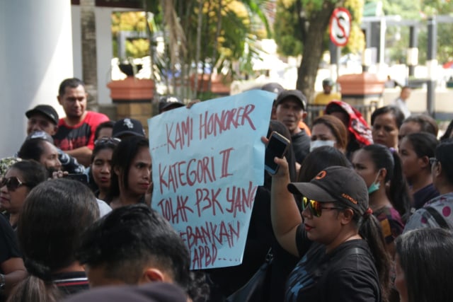 Ratusan tenaga honorer K2 di Ambon melakukan aksi unjuk rasa menuntut keadilan dari pemerintah dengan menolak diangkat sebagai PPPK di Balai Kota Ambon, Kamis (28/2). (Foto: ambonnesia.com)