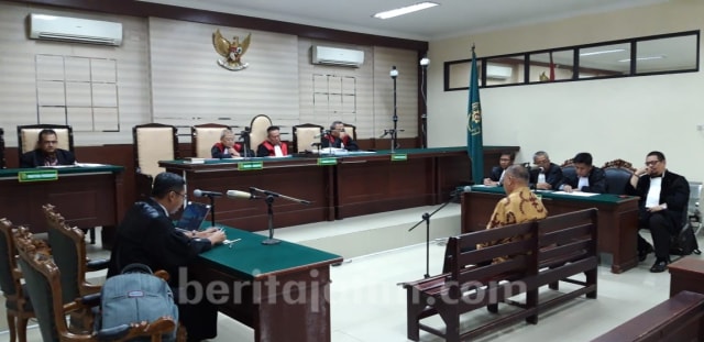 Sidang Tindak Pidana Korupsi mantan Bupati Malang, Rendra Kresna, di ruang Candra Pengadilan Tindak Pidana Korupsi (Tipikor) Juanda, Surabaya, Kamis (28/2). Foto: Istimewa