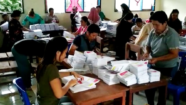 Tenaga pelipat surat suara yang dipekerjakan KPU Kota Manado untuk melipat 1.114.833 lembar surat suara