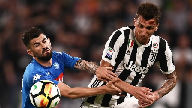 Striker Juventus, Mario Manadzukic (kanan), berebut bola dengan bek Napoli, Elseid Hysaj. (Foto: AFP/Marco Bertorello)