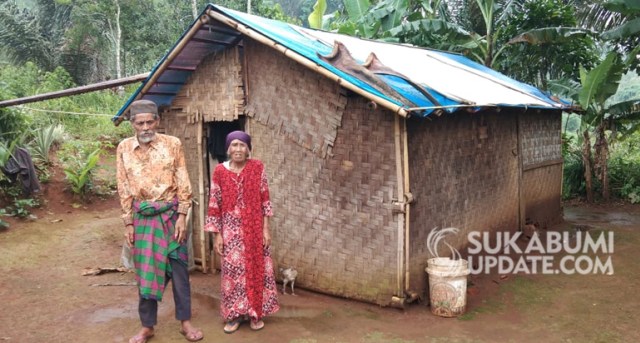 Pasangan Omay (70 tahun) dan Ibtiah (63 tahun), warga Kampung Pasirmalang RT 07/02, Desa Langkap Jaya, Kecamatan Lengkong, Kabupaten Sukabumi, terpaksa menghuni gubuk reyot. | Sumber Foto:Demmi Pratama.