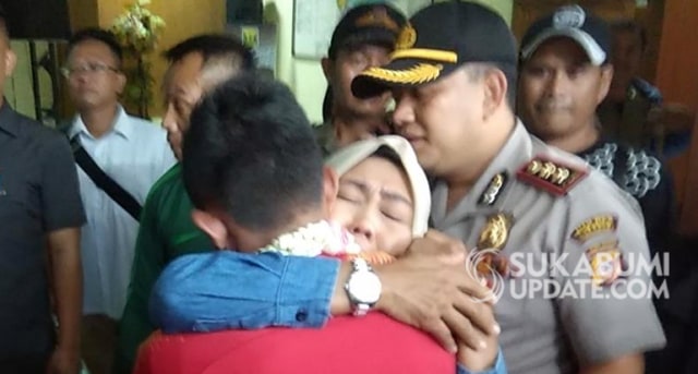 Ida Kusumawati memeluk anaknya Sani Rizki Fauzi (21 tahun) gelandang Timnas U-22 asal Cicurug, Kabupaten Sukabumi. Foto: Foto: Rawin Soedaryanto