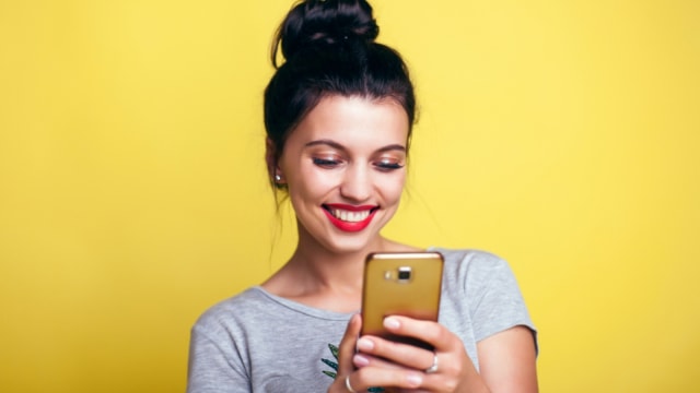 Ilustrasi perempuan berbisnis dengan fitur Instagram. Foto: Shutterstock