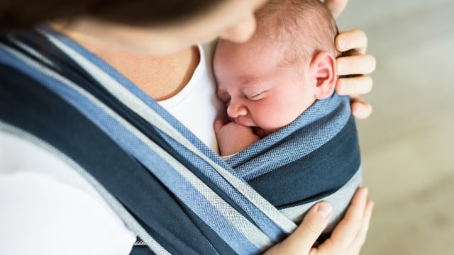 Ibu menggendong bayi. Foto: Shutterstock