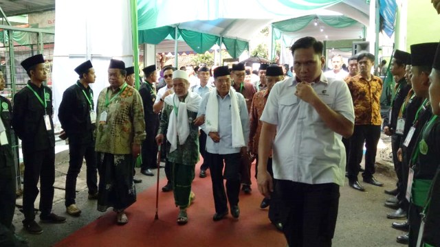 Wakil Presiden Jusuf Kalla didampingi Ketua PBNU Said Aqil tiba di lokasi untuk penutupan Munas NU. Foto: Nadia Riso/kumparan