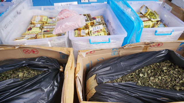 Sejumlah barang bukti narkoba yang akan dimusnahkan Badan Narkotika Nasional (BNN) di Lapangan Parkir BNN, Cawang, Jakarta, Jumat (1/3). Foto: Jamal Ramadhan/kumparan