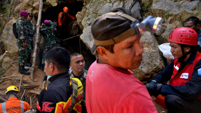 Foto Proses Evakuasi Korban Longsor Tambang Emas Ilegal Di Sulut