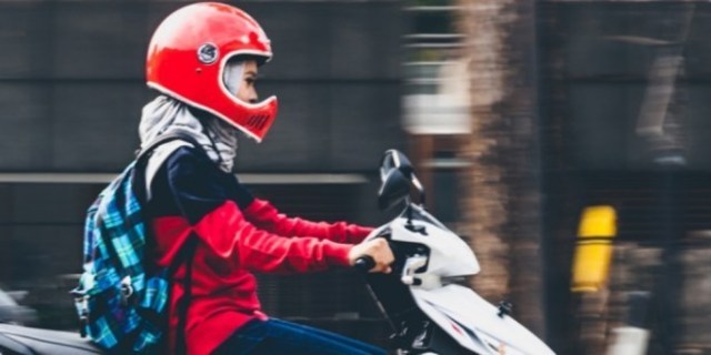 Tips Bagi Hijaber Saat Mengendarai Motor! (44076)