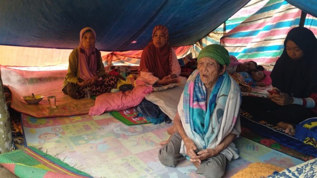 Sejumlah warga di Kabupaten Solok Selatan, masih bertahan di tenda darurat usai diguncang gempa. (Irwanda/Langkan.id)