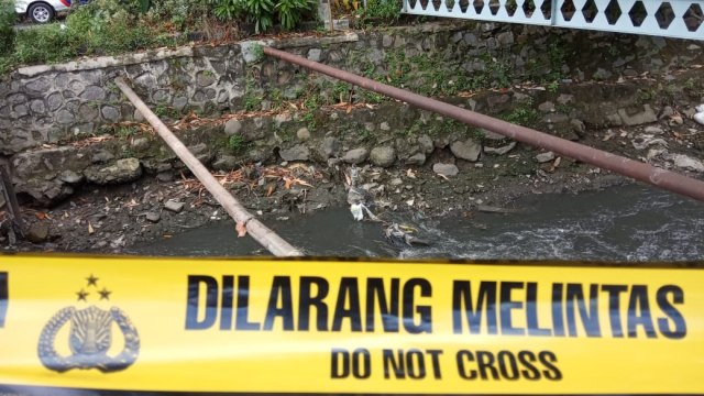Garis polisi di dekat  benda yang diduga granat di saluran air Tambak Sari, Surabaya, Jawa Timur, Jumat (1/3). Foto: Yuana Fatwalloh/kumparan