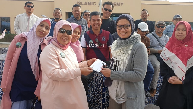 CEO Elcorps, Elidawati (kiri) bersama para mitra Elcorps memberikan bantuan donasi untuk pusat studi Islam di Las Vegas. Foto: Intan Kemala Sari/kumparan